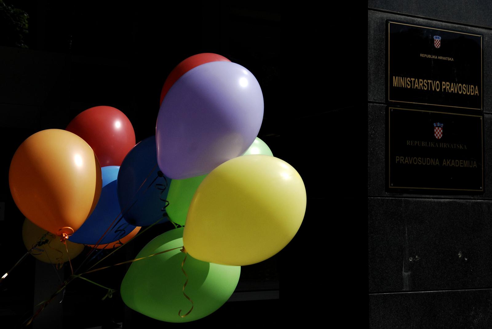 19.05.2014., Zagreb - Povodom Medjunarodnog dana borbe protiv homofobije aktivisti LGBT Pravnog tima Kontre urucili su Ministarstvu pravosudja zahtjev za pokretanje inicijative za hitno vracanje kaznenog djela nasilnickog ponasanja u Kazneni zakon. Nakon urucenja zahtjeva, aktivisti su simbolicno pustili balone u bojama zastave LGBT pokreta ispred Ministarstva pravosudja. rPhoto: Marko Lukunic/PIXSELL