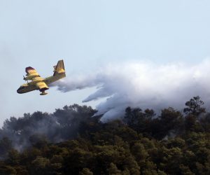 19.08.2021., Hvar - U pomoc vatrogascima stigli su i kanaderi koji gase pozar koji je nocas buknuo na Hvaru kod Starog Grada na rtu Kabal. Vatrogasci kazu da vatrena stihija ne ugrozava stambene objekte, a ocekuje se da ce biti lokaliziran tijekom dana. rPhoto: Ivo Cagalj/PIXSELL