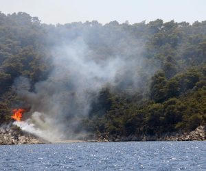 19.08.2021., Hvar - Pozar koji je sinoc izbio na Hvaru u blizini Starog Grada je pod kontrolom. Policija je privela dvije osobe koje se dovodi u vezu s pozarom koji je buknuo u uvali Stupisce na rtu Kabal.rrPhoto: Marin Tironi/PIXSELL