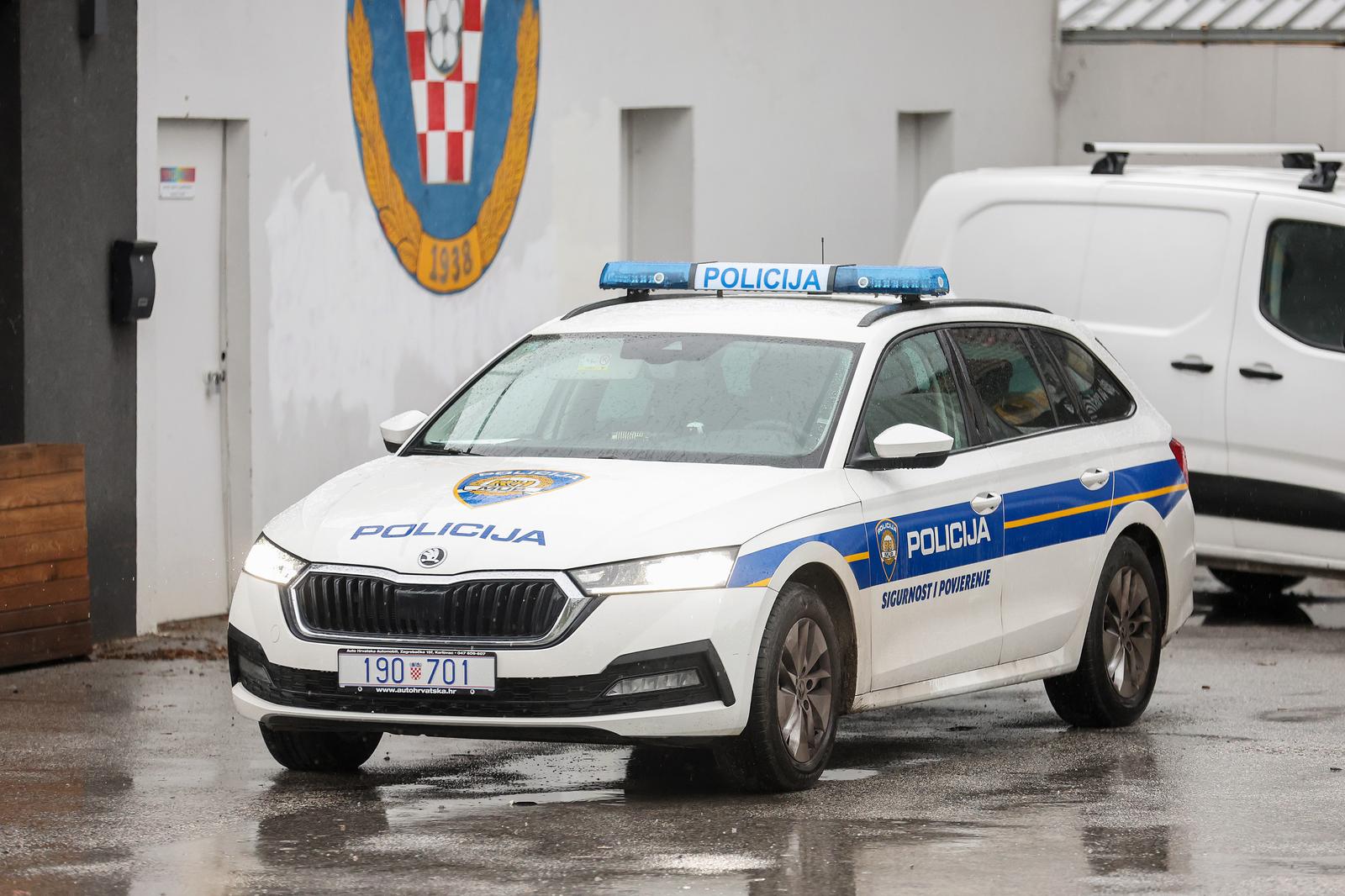 19.09.2022., Zagreb - Pozar na dva osobna automobila u ulici Grada Bologne. Photo: Luka Stanzl/PIXSELL