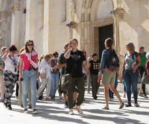 20.09.2022., Sibenik - Turisti iz cijeloga svijeta preplavili sibenske ulice iako se turisticka sezona blizi kraju.   Photo: Dusko Jaramaz/PIXSELL