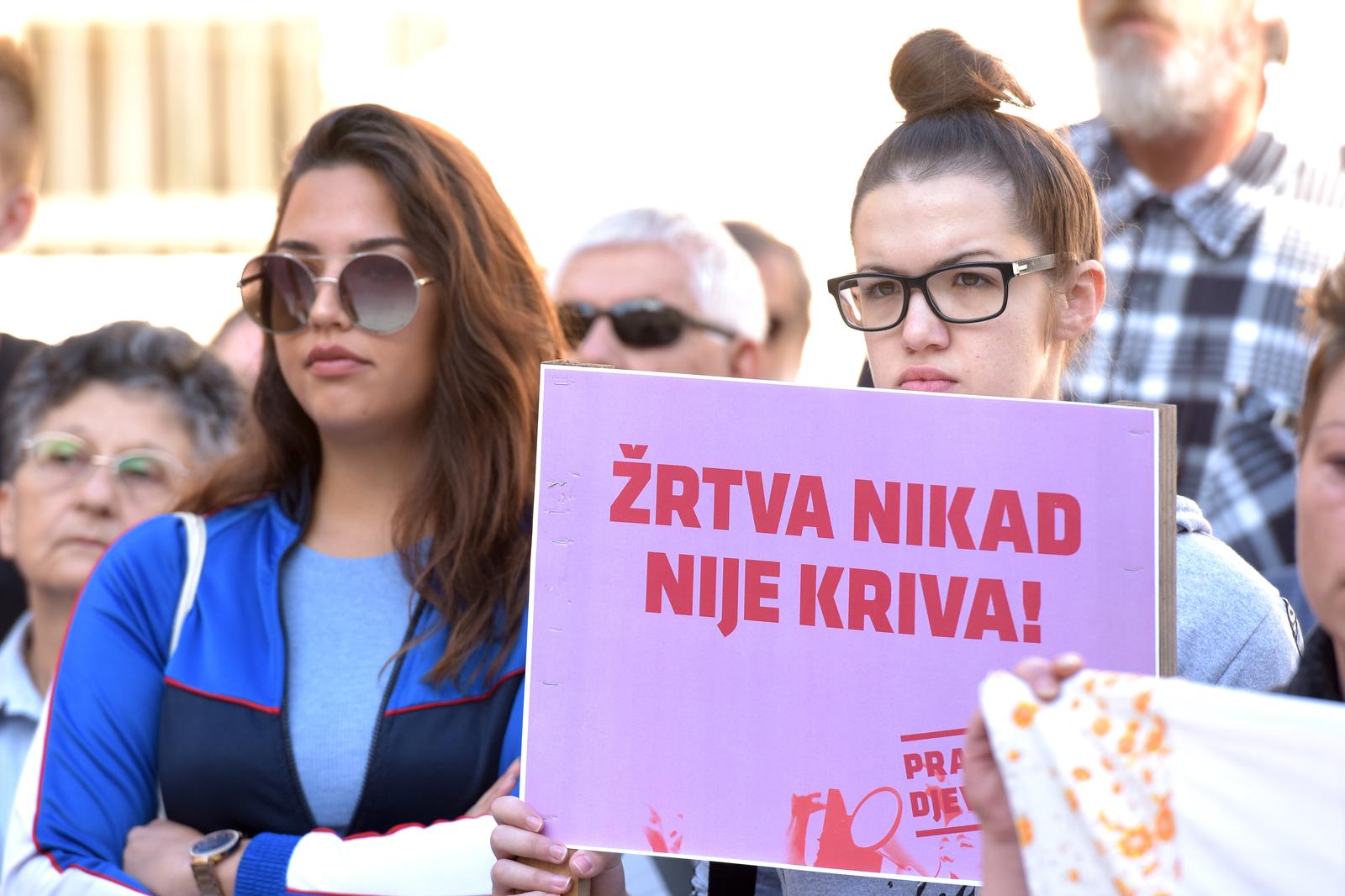 19.10.2019., Zadar - Stotinjak gradjana okupilo se na sredisnjem trgu prosvjedujuci protiv pravosudnog postupanja prema pociniteljima silovanja. Photo: Dino Stanin/PIXSELL