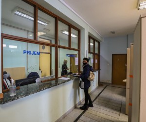 21.01.2021., Petrinja - U zgradi Poglavarstva otvoreni su salteri gdje gradjani Petrinje mogu prijaviti pretrpljenu stetu i zatraziti kontejner kao privremeni smjestaj.rPhoto: Jurica Galoic/PIXSELL