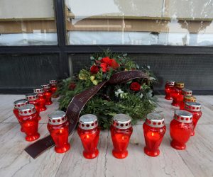 21.09.2020., Zagreb - Ususret Nacionalnom danu borbe protiv nasilja nad zenama, obnasatelj duznosti predsjednika SDP-a Zlatko Komadina s predstavnicama Foruma zena SDP-a polozili su cvijece i zapalili svijece u spomen na tri zene ubijene tijekom brakorazvodne parnice 1999. godine na Opcinskom gradjanskom sudu.rPhoto: Borna Filic/PIXSELL
