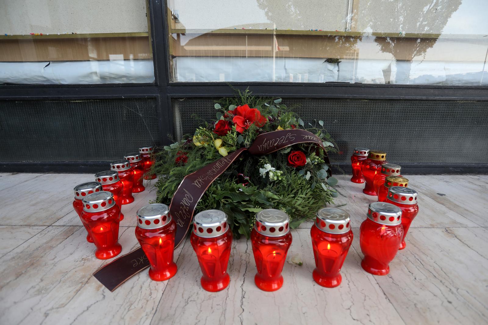 21.09.2020., Zagreb - Ususret Nacionalnom danu borbe protiv nasilja nad zenama, obnasatelj duznosti predsjednika SDP-a Zlatko Komadina s predstavnicama Foruma zena SDP-a polozili su cvijece i zapalili svijece u spomen na tri zene ubijene tijekom brakorazvodne parnice 1999. godine na Opcinskom gradjanskom sudu.rPhoto: Borna Filic/PIXSELL