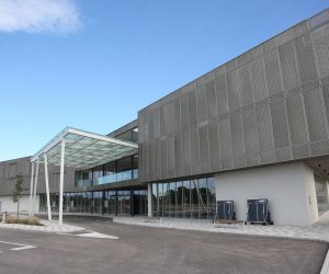 21.09.2022.,Sibenik - U Veteranskom centru u Sibeniku odrzana je 11. tematska sjednica pod nazivom „Uloga veteranskih centara u Republici Hrvatskoj“. Clanove Odbora Hrvatskog sabora ispred Veteranskog centra docekali su potpredsjednik Vlade i ministar hrvatskih branitelja Tomo Medved, ravnatelj Veteranskog centra Sibenik Goran Pauk, sibenski gradonacelnik Zeljko Buric i sibensko-kninski zupan Marko Jelic.
 Photo: Dusko Jaramaz/PIXSELL
