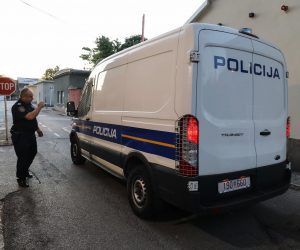 21.09.2022,Zagreb - U najnovijoj akciji Ureda europskog javnog tuzitelja i policije uhicene su dvije osobe . Policijska kombi vozila dolaze i odlaze iz Selske ulice gdje se nalaze Opcinski ,Zupanijski i Europski sudovi.
  Photo: Jurica Galoic/PIXSELL