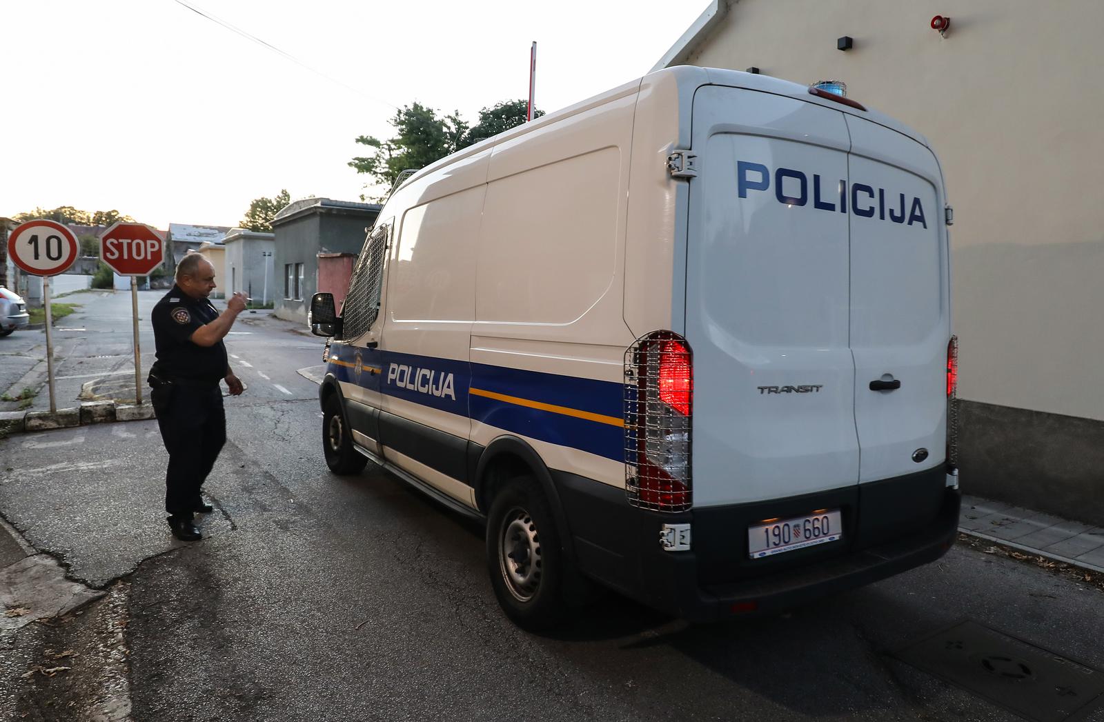 21.09.2022,Zagreb - U najnovijoj akciji Ureda europskog javnog tuzitelja i policije uhicene su dvije osobe . Policijska kombi vozila dolaze i odlaze iz Selske ulice gdje se nalaze Opcinski ,Zupanijski i Europski sudovi.
  Photo: Jurica Galoic/PIXSELL