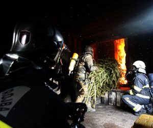 21.12.2015., Ivanic-Grad - Vjezbaliste vatrogasne postrojbe. Simulacija pozara stana izazvanog zapaljenjem bora ili adventskog vjencica, te prikaz sirenja pozara i eruptivnog plamena. r"nPhoto: Robert Anic/PIXSELL r"n r"n