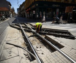 22.08.2021., Zagreb - Radovi na izmjeni tracnica na krizanju Frankopanske i Ilice. Danas je bio samo jedan radnik na gradilistu. r"nPhoto: Marko Lukunic/PIXSELL