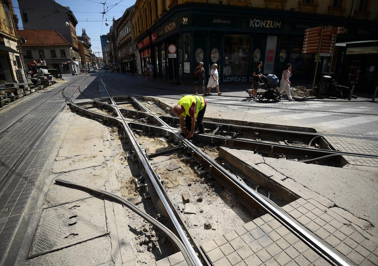 22.08.2021., Zagreb - Radovi na izmjeni tracnica na krizanju Frankopanske i Ilice. Danas je bio samo jedan radnik na gradilistu. r"nPhoto: Marko Lukunic/PIXSELL