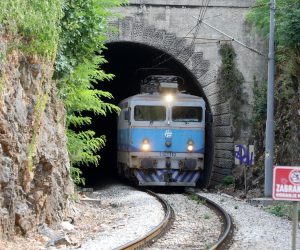 22.08.2022., Rijeka - Dolazak lokomotive iz tunela na glavni gradski kolodvor. Photo: Goran Kovacic/PIXSELL
