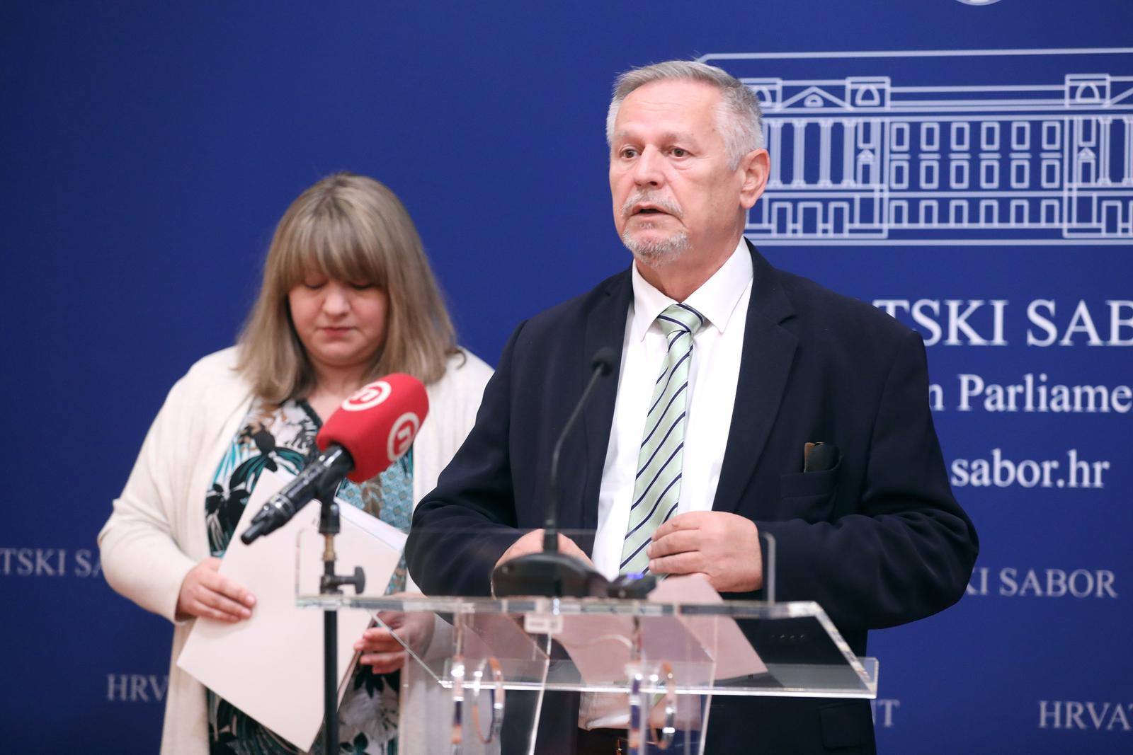 22.09.2022., Zagreb - Na konferenciji za medije Kluba zastupnika Socijaldemokrati odrzanoj u Saboru zastupnici Davorko Vidovic i Katica Glamuzina govorili su o temi "Stiti li sustav zene od nasilja u Hrvatskoj".
 Photo: Patrik Macek/PIXSELL