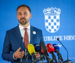 22.09.2022., Zagreb - U NSK-a odrzana sjednica Nacionalnog tima za sprecavanje i borbu protiv nasilja nad zenama i nasilja u obitelji. Predsjedali su joj ministar rada, mirovinskoga sustava, obitelji i socijalne politike Marin Piletic, a uz clanove Nacionalnog tima na sjednici su sudjelovali i ministar pravosudja i uprave Ivan Malenica. Uruceno je 16 ugovora u vrijednosti 830 tisuca kuna pruzateljima usluga savjetovalista i sklonista za zene i djecu zrtve nasilja u obitelji kao financijska podrska uslijed porasta cijena energenata. 
   Photo: Slavko Midzor/PIXSELL
