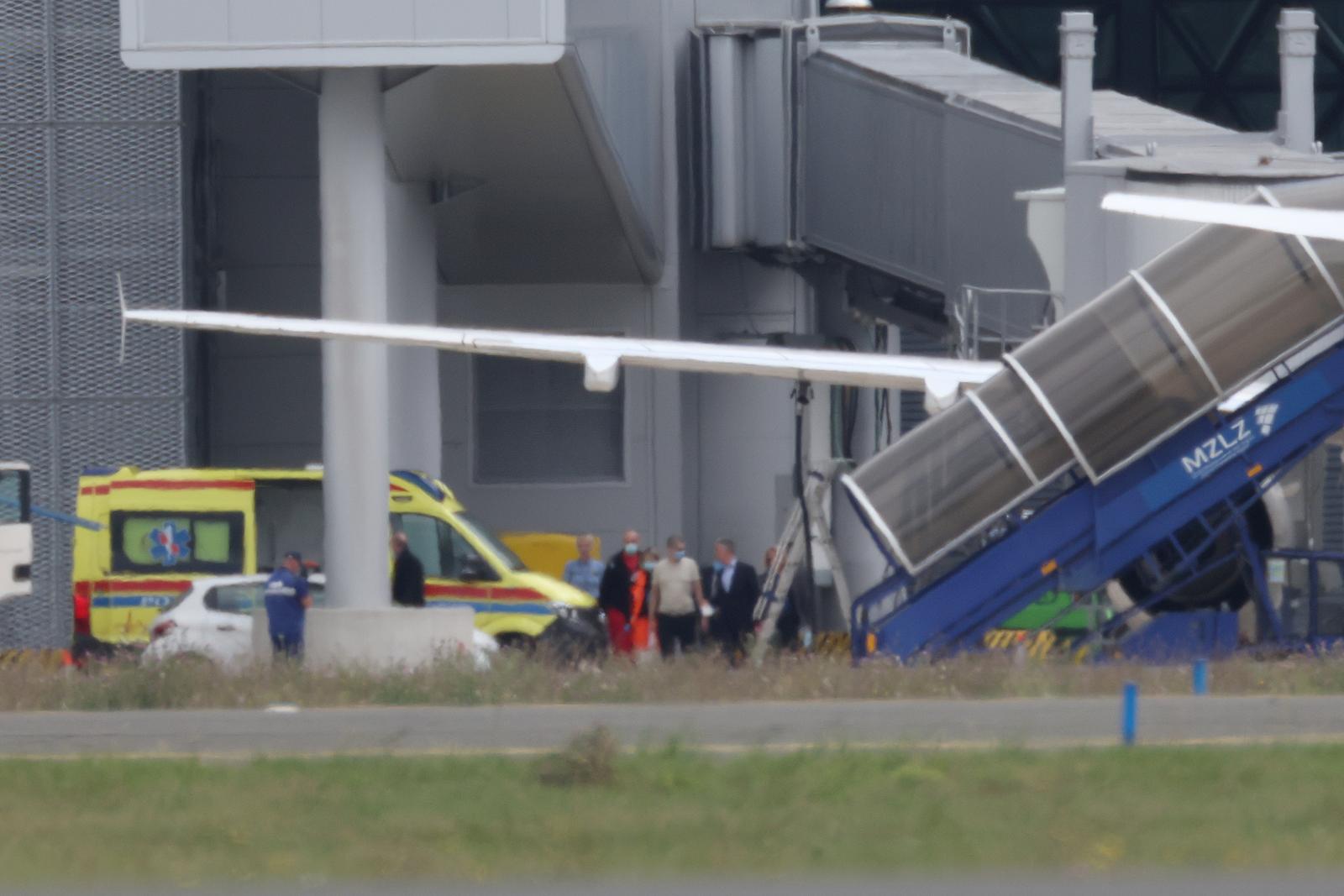 22.09.2022., Zagreb - Vjekoslav Prebeg sletio je u zracnu luku Franjo Tudjman nakon razmjene zarobljenika gdje ga su ga docekala kola hitne pomoci. Desetorica stranih ratnih zarobljenika, medju kojima je i Vjekoslav Prebeg, oslobodjena su u sklopu razmjene zatvorenika izmedju Rusije i Ukrajine. Prebeg je uhicen u svibnju kod Mariupolja i optuzen da je kao ukrajinski placenik sudjelovao u rusenju vlasti te mu je prijetila smrtna kazna. U kolovozu se izjasnio da nije kriv pred sudom u tzv. Doneckoj Narodnoj Republici gdje mu se sudilo s trojicom Britanaca i Svedjaninom. Photo: Igor Kralj/PIXSELL