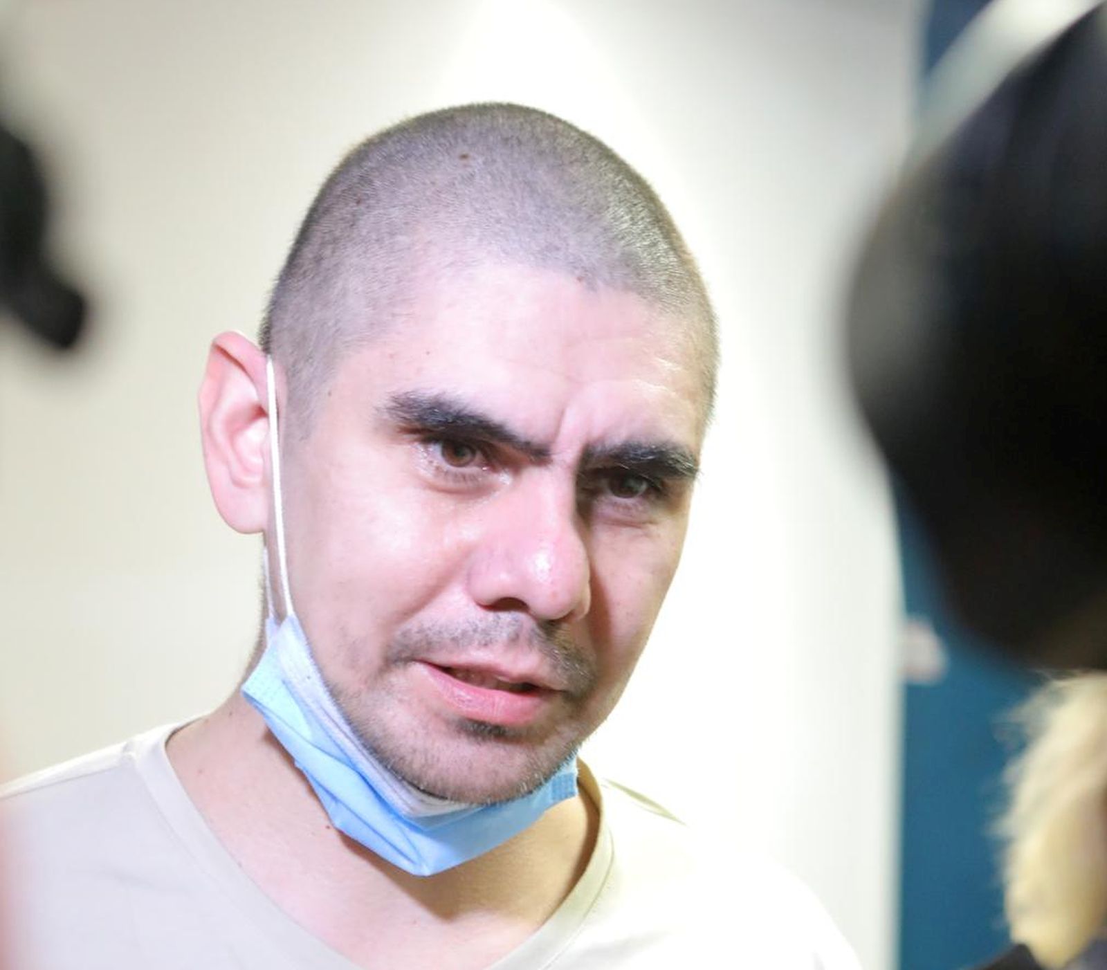 22.09.2022., Zagreb - Vjekoslav Prebeg sletio je u zracnu luku Franjo Tudjman nakon razmjene zarobljenika gdje ga su ga docekala kola hitne pomoci te je prevezen u KB Dubrava. Desetorica stranih ratnih zarobljenika, medju kojima je i Vjekoslav Prebeg, oslobodjena su u sklopu razmjene zatvorenika izmedju Rusije i Ukrajine. Prebeg je uhicen u svibnju kod Mariupolja i optuzen da je kao ukrajinski placenik sudjelovao u rusenju vlasti te mu je prijetila smrtna kazna. U kolovozu se izjasnio da nije kriv pred sudom u tzv. Doneckoj Narodnoj Republici gdje mu se sudilo s trojicom Britanaca i Svedjaninom. Photo: Tomislav Miletic/PIXSELL