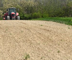 23.04.2020. Slavonski Brod, Poljoprivrednici traktorima i ratarskom poljoprivrednom mehanizacijom u poljima obavljaju proljetnu sjetvu.rPhoto: Ivica Galovic/ PIXSELL