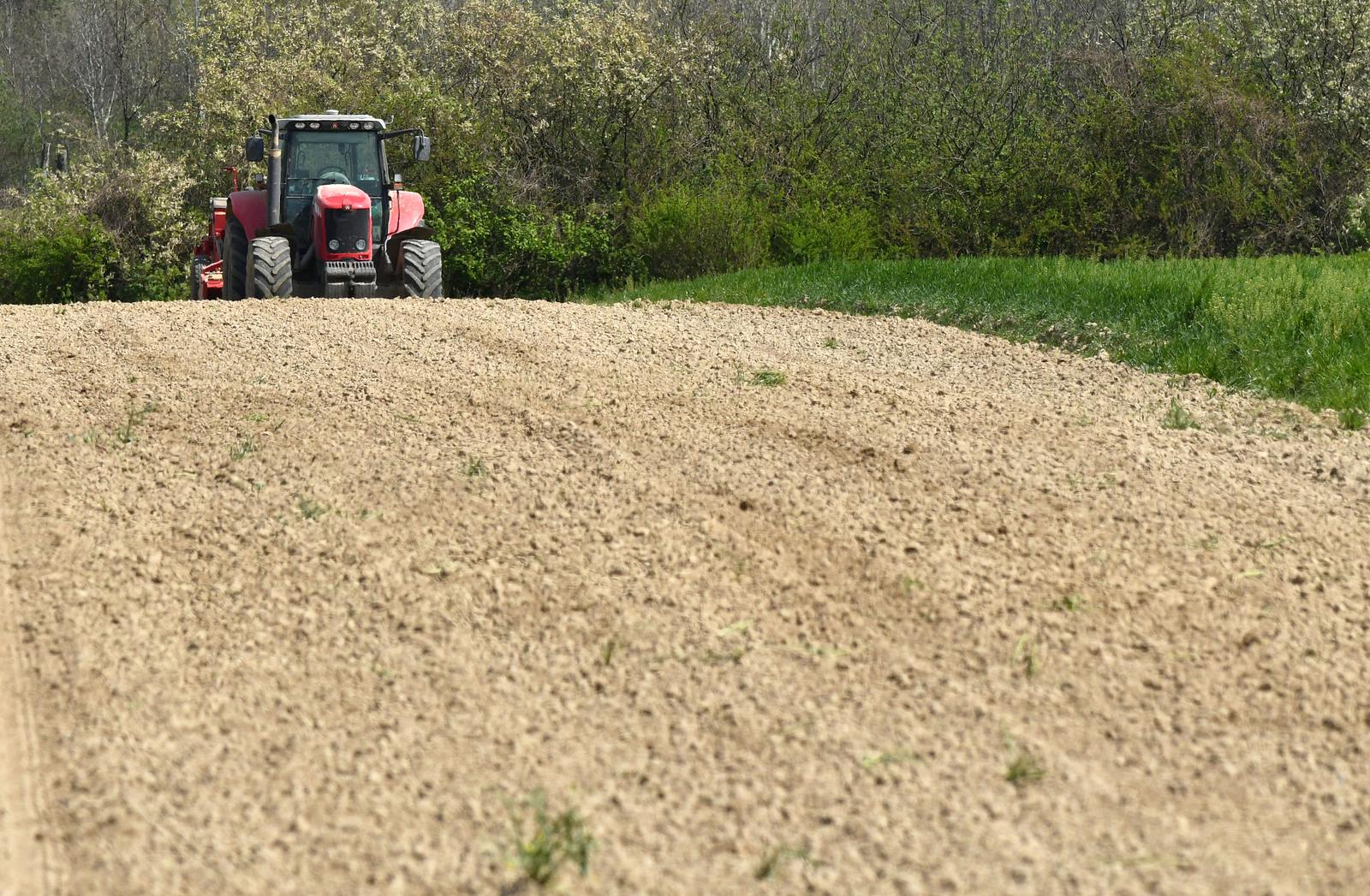 23.04.2020. Slavonski Brod, Poljoprivrednici traktorima i ratarskom poljoprivrednom mehanizacijom u poljima obavljaju proljetnu sjetvu.rPhoto: Ivica Galovic/ PIXSELL