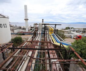 23.08.2022., Rijeka - Investicije INA-e u rafineriji nafte Rijeka, novinarima su predstavili djelatnici INA-e Vedrana Janjic i Goran Plese. Podizanjem opreme novog postrojenja za obradu teskih ostataka zavrsen je vazan dio projekta nadogradnje Rafinerije nafte Rijeka.
 Photo: Goran Kovacic/PIXSELL