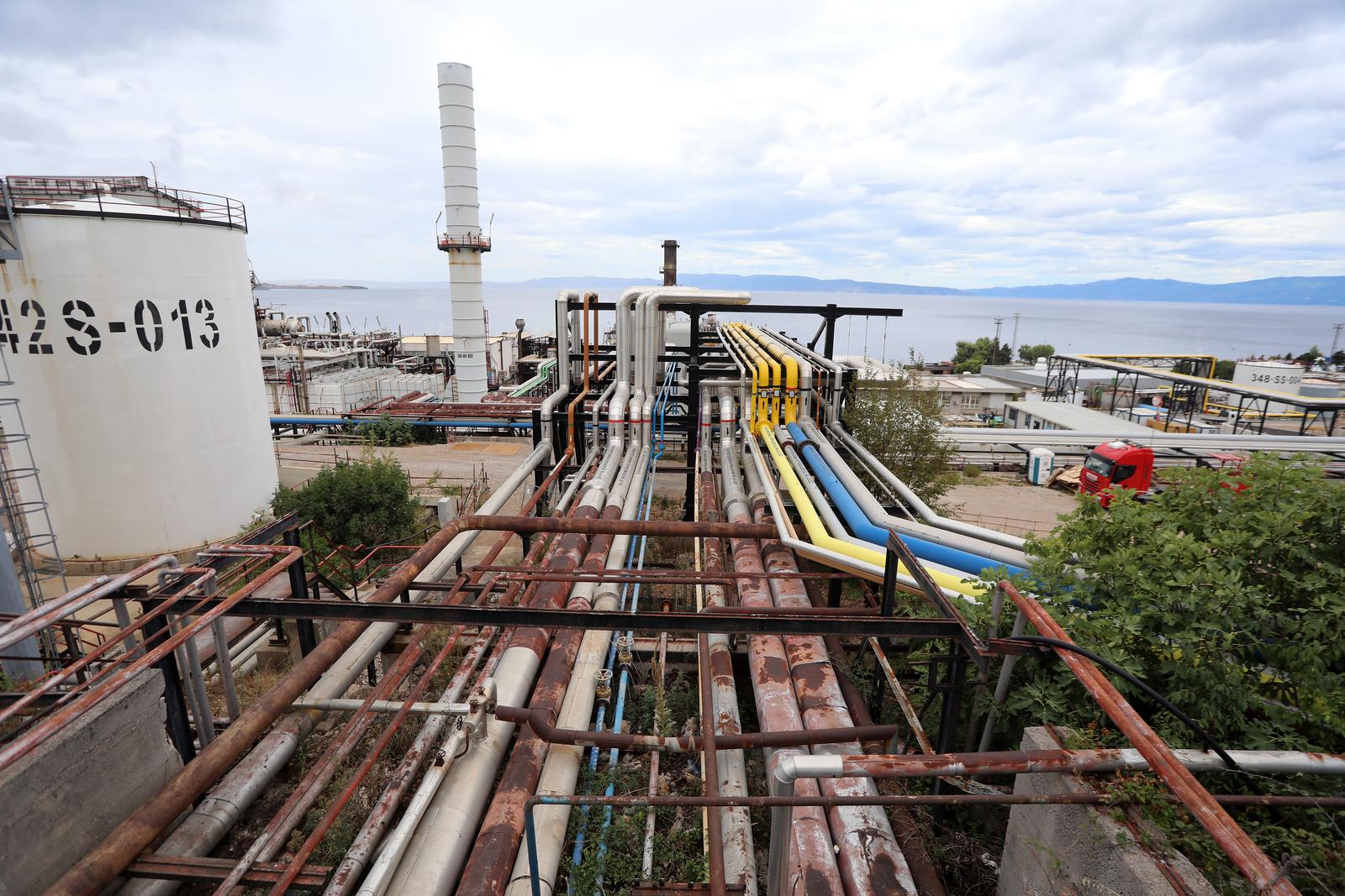 23.08.2022., Rijeka - Investicije INA-e u rafineriji nafte Rijeka, novinarima su predstavili djelatnici INA-e Vedrana Janjic i Goran Plese. Podizanjem opreme novog postrojenja za obradu teskih ostataka zavrsen je vazan dio projekta nadogradnje Rafinerije nafte Rijeka.
 Photo: Goran Kovacic/PIXSELL