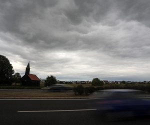 23.08.2022.Velika Gorica - Podnevni oblaci nad Avenijom Pape Ivana Pavla II i kapelom Ranjenog Isusa u Velikoj Gorici Photo: Zeljko Hladika/PIXSELL