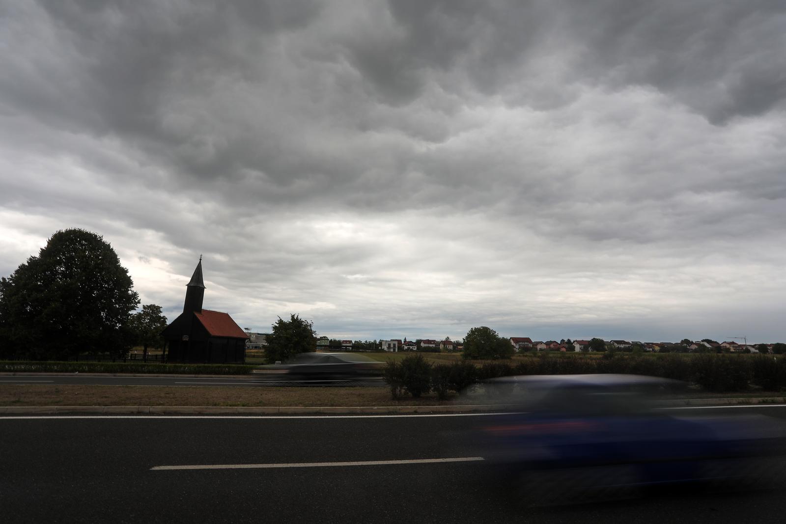 23.08.2022.Velika Gorica - Podnevni oblaci nad Avenijom Pape Ivana Pavla II i kapelom Ranjenog Isusa u Velikoj Gorici Photo: Zeljko Hladika/PIXSELL