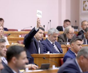 23.09.2022., Zagreb - Prije glasovanja zastupnici Nikola Grmoja i Miro Bulj zaradili su opomene zbog neprijerenih rijeci u sabornici.
 Photo: Patrik Macek/PIXSELL