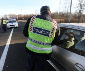23.12.2020., Lekenik - Policija kontrolira propusnice na izlazu s autoceste prema Sisku kod Lekenika. Od danas je na snazi zabrana napustanja zupanija koja ce trajati do 8. sijecnja iduce godine. Za putovanje iz zupanije u kojoj gradjani imaju prijavljeno prebivaliste ili boraviste u drugu zupaniju potrebno je imati propusnicu koju izdaje Nacionalni stozer civilne zastite. Photo: Marin Tironi/PIXSELL