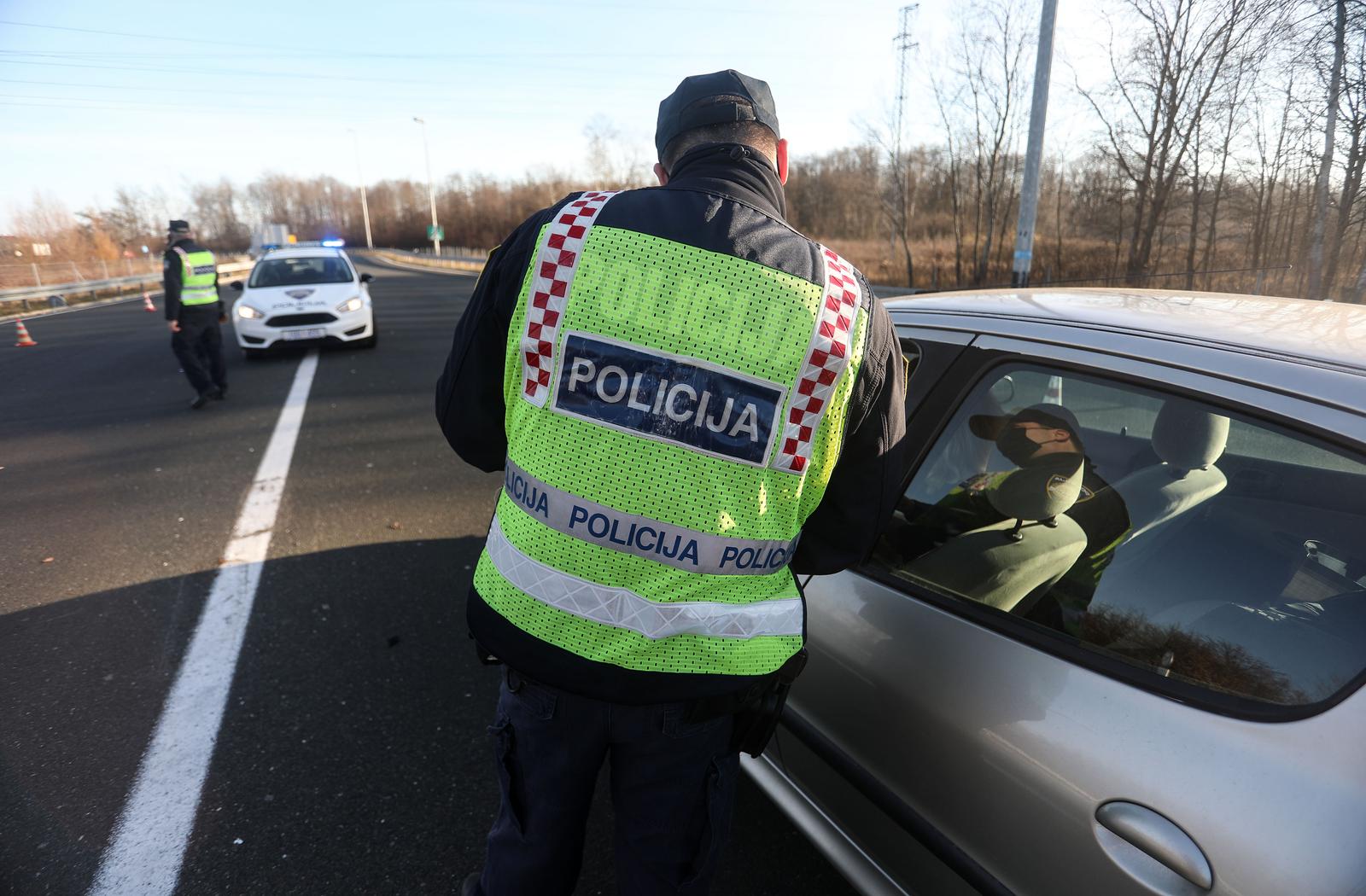 23.12.2020., Lekenik - Policija kontrolira propusnice na izlazu s autoceste prema Sisku kod Lekenika. Od danas je na snazi zabrana napustanja zupanija koja ce trajati do 8. sijecnja iduce godine. Za putovanje iz zupanije u kojoj gradjani imaju prijavljeno prebivaliste ili boraviste u drugu zupaniju potrebno je imati propusnicu koju izdaje Nacionalni stozer civilne zastite. Photo: Marin Tironi/PIXSELL