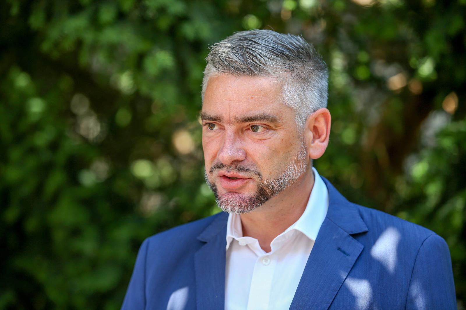 25.07.2022., Pula - Nakon sjednice Koordinacijskog tijela za pracenje stanja vodoopskrbe u Istarskoj zupaniji, kojom predsjeda istarski zupan Boris Miletic, u dvoristu zupanije odrzana je konferencij za medije. Zupan Boris Miletic.  Photo: Srecko Niketic/PIXSELL
