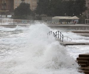 25.09.2022., Opatija - Olujno jugo i kisa na moru pred Opatijom. Valovi preplavili Slatinu i potopili barke.   Photo: Goran Kovacic/PIXSELL