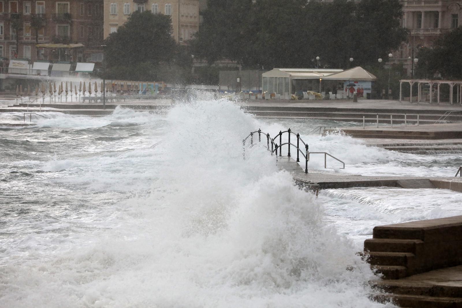 25.09.2022., Opatija - Olujno jugo i kisa na moru pred Opatijom. Valovi preplavili Slatinu i potopili barke.   Photo: Goran Kovacic/PIXSELL