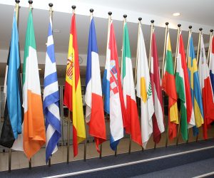 26.03.2014., Bruxelles, Belgija - Glavni grad kraljevine Belgije jedan je od sredista Europske unije, NATO-a i mnogih drugih medjunarodnih organizacija. Poznat je po brojnim povijesnim  zgradama i spomenicima i obiljezjima medju kojima je i Manneken Pis, fontana s likom djecaka koji mokri. Grad je poznat po cokoladi, vaflima i pivu. Zastave clanica EU medju kojima je i hrvatska zastava. rPhoto: Kristina Stedul Fabac/PIXSELL