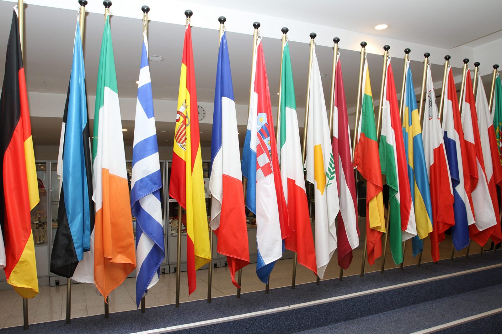 26.03.2014., Bruxelles, Belgija - Glavni grad kraljevine Belgije jedan je od sredista Europske unije, NATO-a i mnogih drugih medjunarodnih organizacija. Poznat je po brojnim povijesnim  zgradama i spomenicima i obiljezjima medju kojima je i Manneken Pis, fontana s likom djecaka koji mokri. Grad je poznat po cokoladi, vaflima i pivu. Zastave clanica EU medju kojima je i hrvatska zastava. rPhoto: Kristina Stedul Fabac/PIXSELL