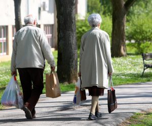 26.04.2022., Karlovac - Karlovacki umirovljenici lijepo proljetno vrijeme koriste za boravak na svjezem zraku. Photo: Kristina Stedul Fabac/PIXSELL
