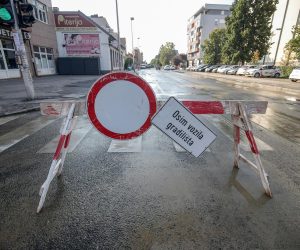 26.09.2021., Zagreb - Zbog puknute vodovodne cijevi u Selskoj ulici jutros je poplavljen dio gradske cetvrti Tresnjevka sjever. Cijev je pukla ispred kucnog broja 173 u Selskoj ulici, gdje je nastala velika i duboka rupa. Vatrogasci pomazu gradjanima ispumpavati vodu iz podruma i poplavljenih suterena. rPhoto: Igor Kralj/PIXSELLrr
