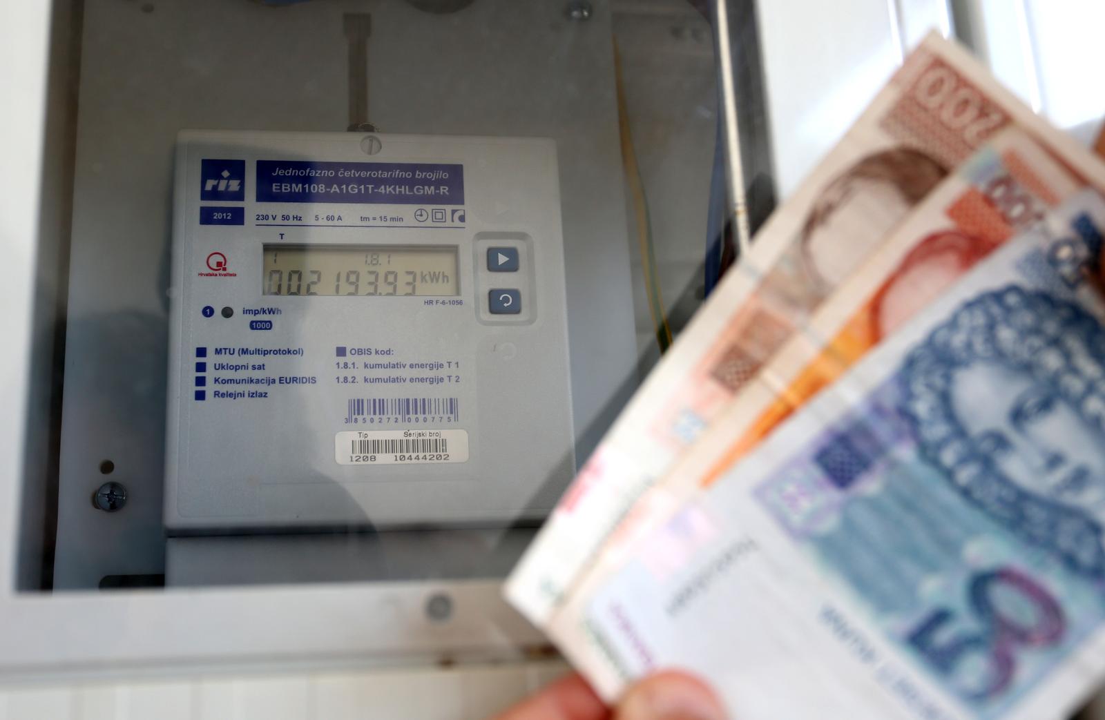 27.02.2015., Sibenik - Ocitanje brojila elektricne energije. "nPhoto: Dusko Jaramaz/PIXSELL