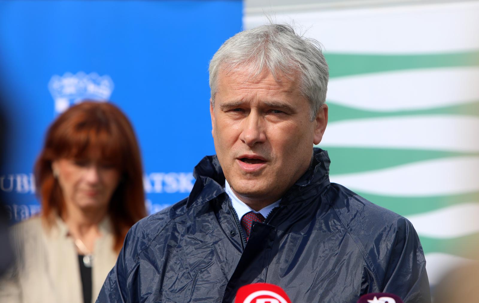 27.04.2022., Karlovac - Svecano  obiljezavanje dovrsetka radova na nasipima uz Koranu i Mreznicu na lokaciji Logoriste-Mala Svarca-Turanjski Poloj, ukupne duljine 5,8 km koji je realiziran u sklopu EU projekta „Sustav zastite od poplava karlovacko-sisackog podrucja, 1. faza- karlovacko podrucje“. Svecanosti su nazocili ministar gospodarstva i odrzivog razvoja Tomislav Coric, zupanica Karlovacke zupanije Martina Furdek Hajdin, gradonacelnik grada Karlovca Damir Mandic te generalni direktor Hrvatskih voda Zoran Durokovic sa suradnicima.
  Photo: Kristina Stedul Fabac/PIXSELL