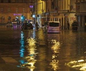 28.09.2022., Rijeka -  Zbog obilne kise poplavila je ulica Fiumara. Neki automobilo ostali su zarobljeni u vodi, vatrogasci i policija na terenu.
 Photo: Nel Pavletic/PIXSELL