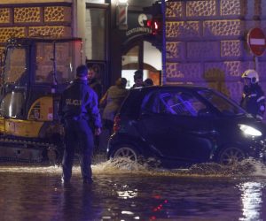 28.09.2022., Rijeka -  Zbog obilne kise poplavila je ulica Fiumara. Neki automobilo ostali su zarobljeni u vodi, vatrogasci i policija na terenu.
 Photo: Nel Pavletic/PIXSELL