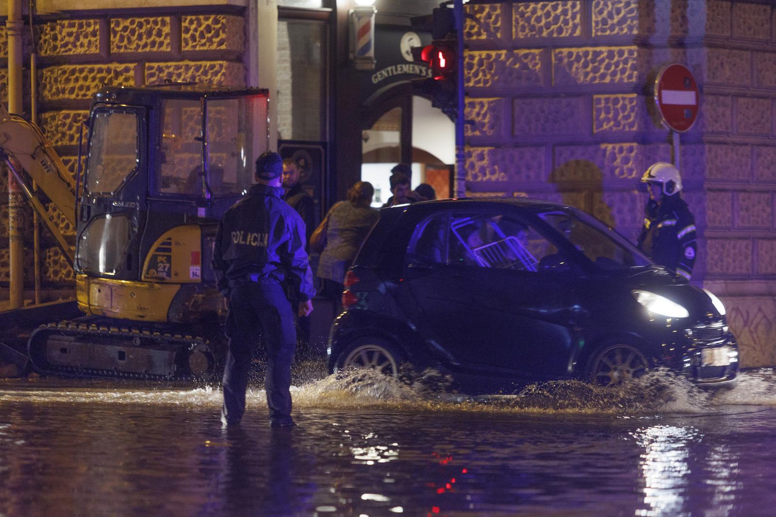 28.09.2022., Rijeka -  Zbog obilne kise poplavila je ulica Fiumara. Neki automobilo ostali su zarobljeni u vodi, vatrogasci i policija na terenu.
 Photo: Nel Pavletic/PIXSELL