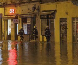 28.09.2022., Rijeka -  Zbog obilne kise poplavila je ulica Fiumara. Neki automobilo ostali su zarobljeni u vodi, vatrogasci i policija na terenu.
 Photo: Nel Pavletic/PIXSELL