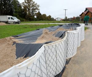 29.09.2022., Karlovac - Karlovac se priprema za nove poplave i vodni val na rijeci Kupi koji se ocekuje tijekom noci sa cetvrtka na petak.  Radnici Vodoprivrede u mjestu Brodarci postavljaju vrece sa pijeskom u odvodne kanale, dok je u Velikoj Jelsi postavljeno trideset box barijera koje je obisao i generalni direktor Hrvatskih voda Zoran Durokovic.
  Photo: Kristina Stedul Fabac/PIXSELL