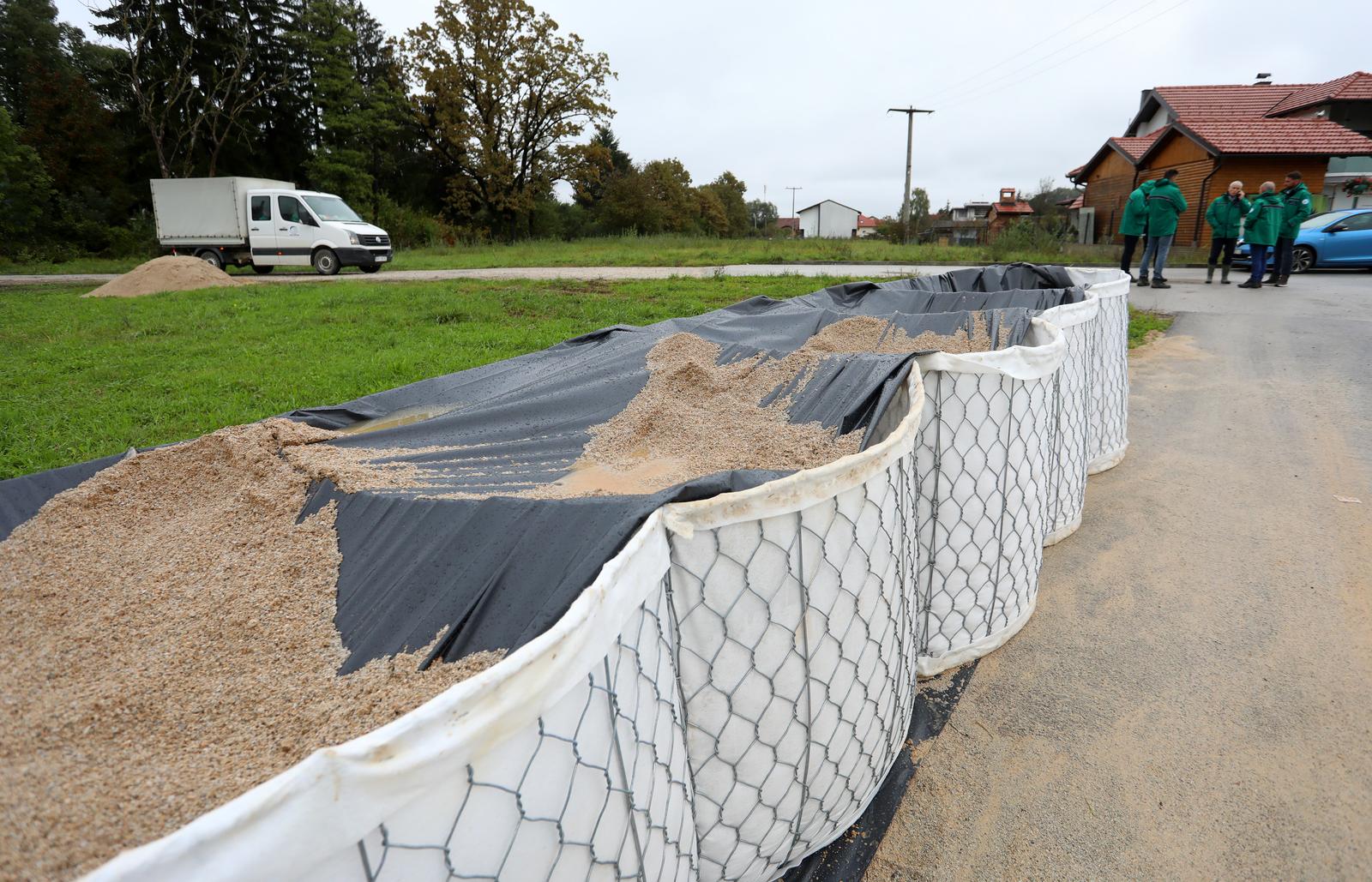 29.09.2022., Karlovac - Karlovac se priprema za nove poplave i vodni val na rijeci Kupi koji se ocekuje tijekom noci sa cetvrtka na petak.  Radnici Vodoprivrede u mjestu Brodarci postavljaju vrece sa pijeskom u odvodne kanale, dok je u Velikoj Jelsi postavljeno trideset box barijera koje je obisao i generalni direktor Hrvatskih voda Zoran Durokovic.
  Photo: Kristina Stedul Fabac/PIXSELL