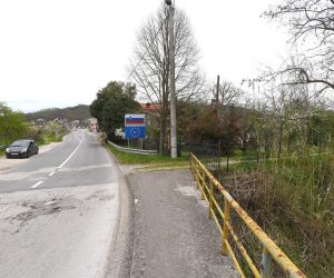 30.03.2016., Granicni prijelaz Kastel - Uz rijeku Dragonju nedaleko granicnog prijelaza Kastel - Dragonja slovenski radnici postavljaju panel ogradu koja je zamjenila bodljikavu zicu. Vrtna ograda je visoka preko dva metra koja ce na svom vrhu imati zilet zicu. rPhoto: Dusko Marusic/PIXSELLr