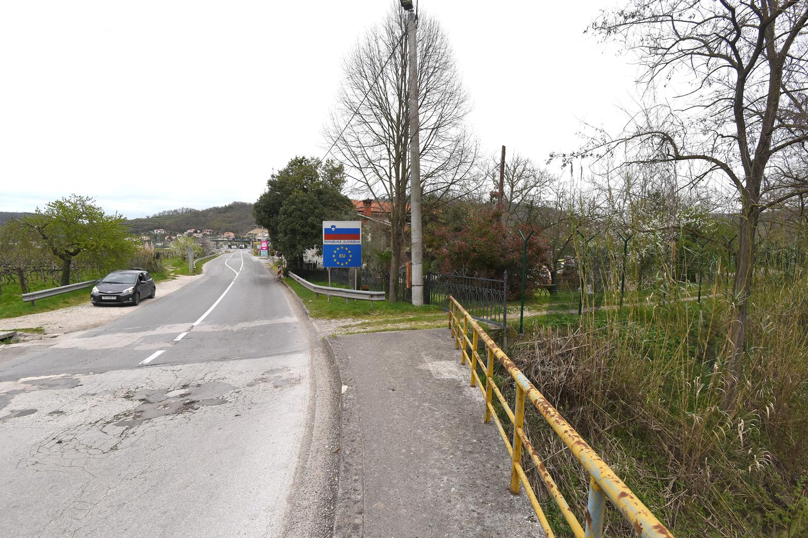 30.03.2016., Granicni prijelaz Kastel - Uz rijeku Dragonju nedaleko granicnog prijelaza Kastel - Dragonja slovenski radnici postavljaju panel ogradu koja je zamjenila bodljikavu zicu. Vrtna ograda je visoka preko dva metra koja ce na svom vrhu imati zilet zicu. rPhoto: Dusko Marusic/PIXSELLr