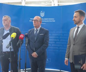 30.09.2022., Zagreb - Sastanak pregovarackog odbora Vlade Republike Hrvatske i predstavnika sindikata drzavnih sluzbi o sklapanju dodatka Kolektivnom ugovoru za drzavne sluzbenike i namjestenike odrzao se u Ministarstvu rada, mirovinskoga sustava, obitelji i socijalne politike. Zdravko Loncar, Dubravko Jagic, Marin Piletic. Photo: Tomislav Miletic/PIXSELL
