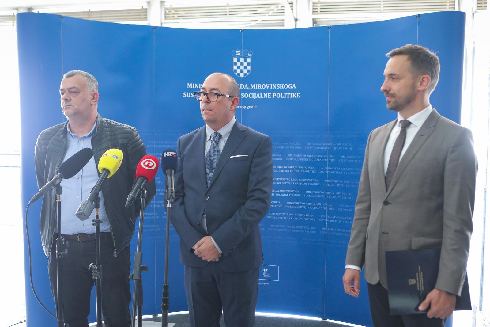 30.09.2022., Zagreb - Sastanak pregovarackog odbora Vlade Republike Hrvatske i predstavnika sindikata drzavnih sluzbi o sklapanju dodatka Kolektivnom ugovoru za drzavne sluzbenike i namjestenike odrzao se u Ministarstvu rada, mirovinskoga sustava, obitelji i socijalne politike. Zdravko Loncar, Dubravko Jagic, Marin Piletic. Photo: Tomislav Miletic/PIXSELL