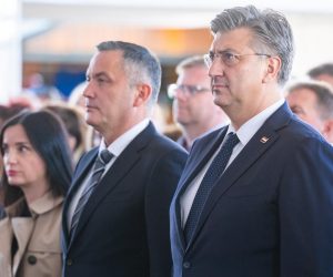 30.09.2022., Gospic - Na Trgu Stjepana Radica otvoreno je 24. izdanje tradicionalnog sajma Jesen u Lici na kojoj obtrnici like promoviraju svoje proizvode. Sajam je posjetio i predsjednik Vlade Andrej Plenkovic. 
  Photo: Dino Stanin/PIXSELL