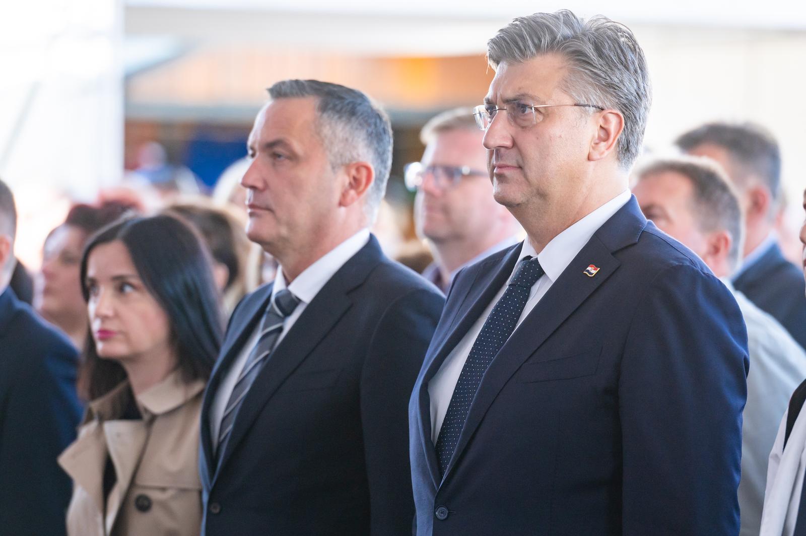 30.09.2022., Gospic - Na Trgu Stjepana Radica otvoreno je 24. izdanje tradicionalnog sajma Jesen u Lici na kojoj obtrnici like promoviraju svoje proizvode. Sajam je posjetio i predsjednik Vlade Andrej Plenkovic. 
  Photo: Dino Stanin/PIXSELL